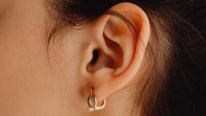 Bagaimana Cara Merawat Anting Agar Tetap Awet? Simak Tipsnya Berikut Ini