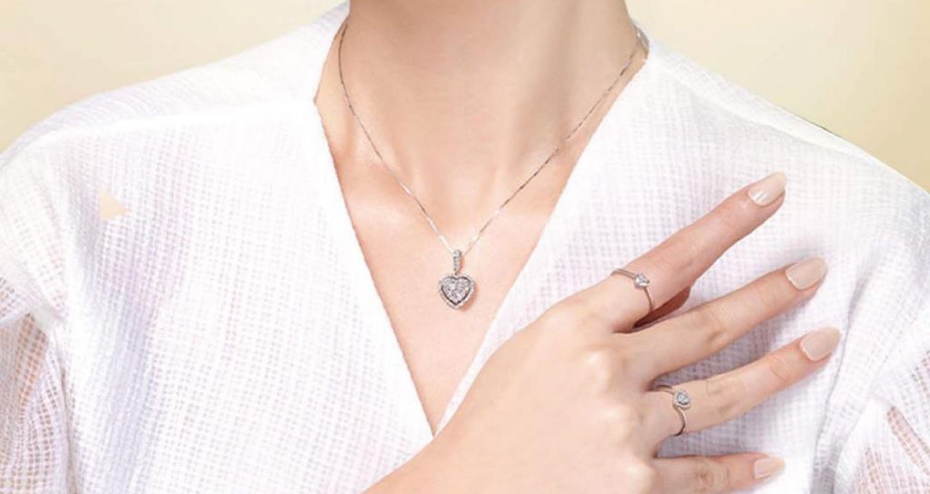 Keindahan Kalung dan Liontin Berlian untuk Momen Spesial Anda